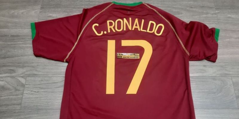 Huyền thoại Ronaldo với áo đấu số 17 đặc biệt